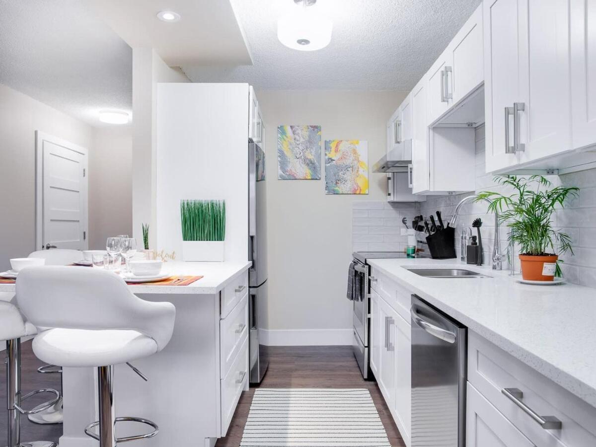Gorgeous 2Br Condo W Parking Patio Coffee! Calgary Luaran gambar