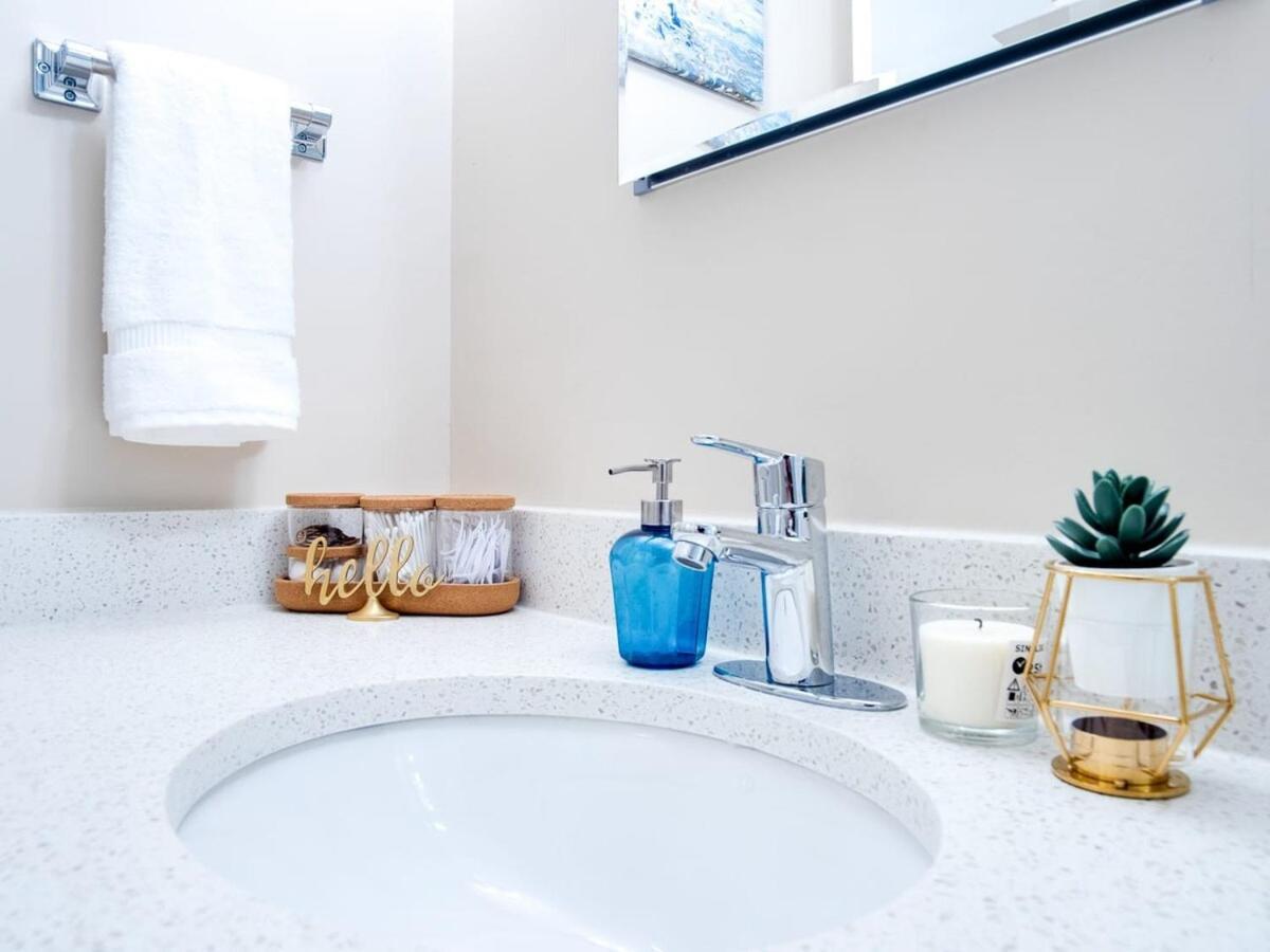 Gorgeous 2Br Condo W Parking Patio Coffee! Calgary Luaran gambar