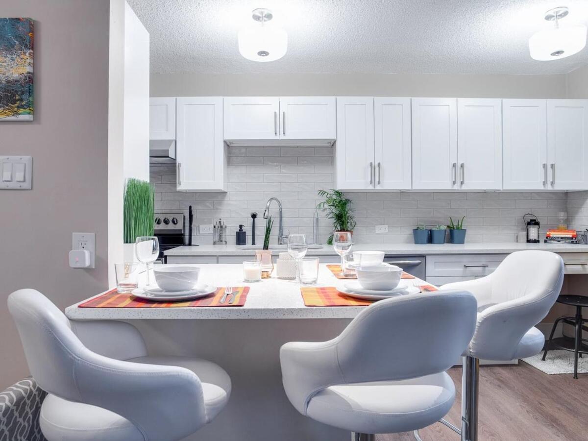 Gorgeous 2Br Condo W Parking Patio Coffee! Calgary Luaran gambar